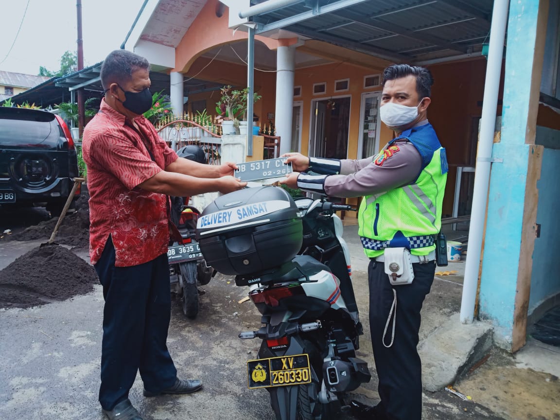 Satlantas Polres Bitung Laksanakan Samsat Delivery, Follow Up Program Kapolri (fhoto/humas*)