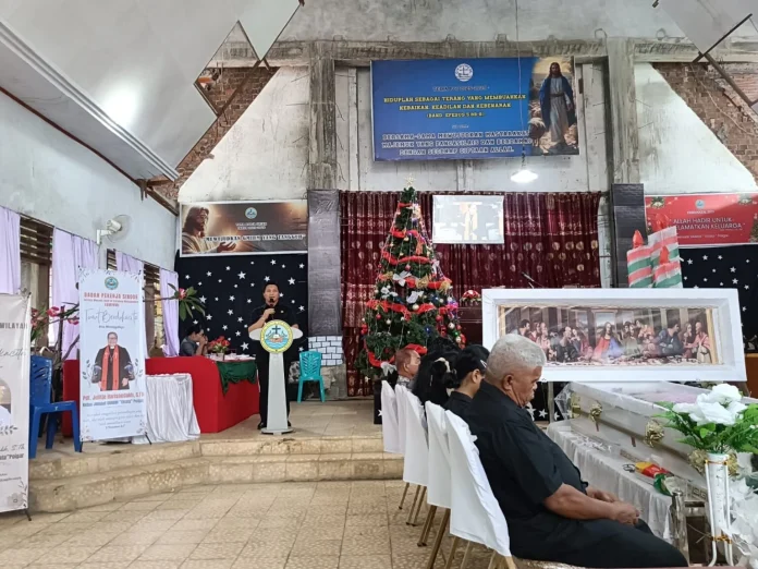 Wakil Bupati Bolmong Hadiri Pemakaman Pendeta Julitje Makahinda Harisondak, S.Th.