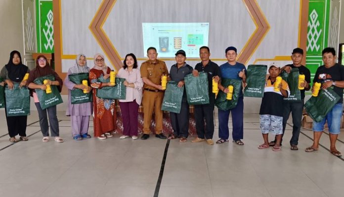 Dorong Kelola Sampah Mandiri, 200 Rumah Tangga Bungko Terima Kompos Bag dan EM4