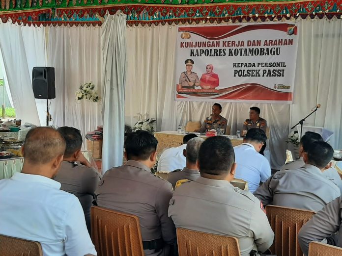 Tekankan Humanisme dan Kepatuhan Regulasi, Kapolres Kotamobagu Beri Arahan Inspiratif di Polsek Passi