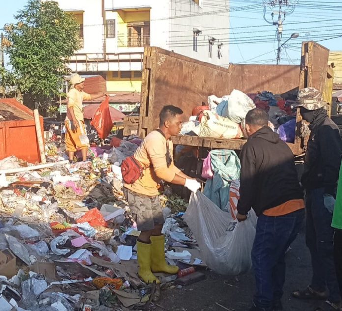 Tak Kenal Libur, Pasukan Orange Kotamobagu Berjibaku Bersihkan Sampah Pasca Lebaran