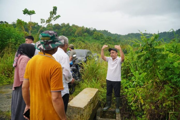 Bupati Yusra Alhabsyi Tinjau Lokasi Banjir Desa Diat, Tunjukkan Kepedulian Nyata pada Warga