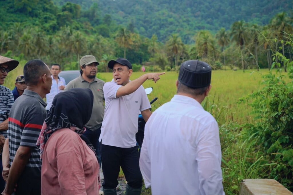Bupati Yusra Alhabsyi Tinjau Lokasi Banjir Desa Diat, Tunjukkan Kepedulian Nyata pada Warga