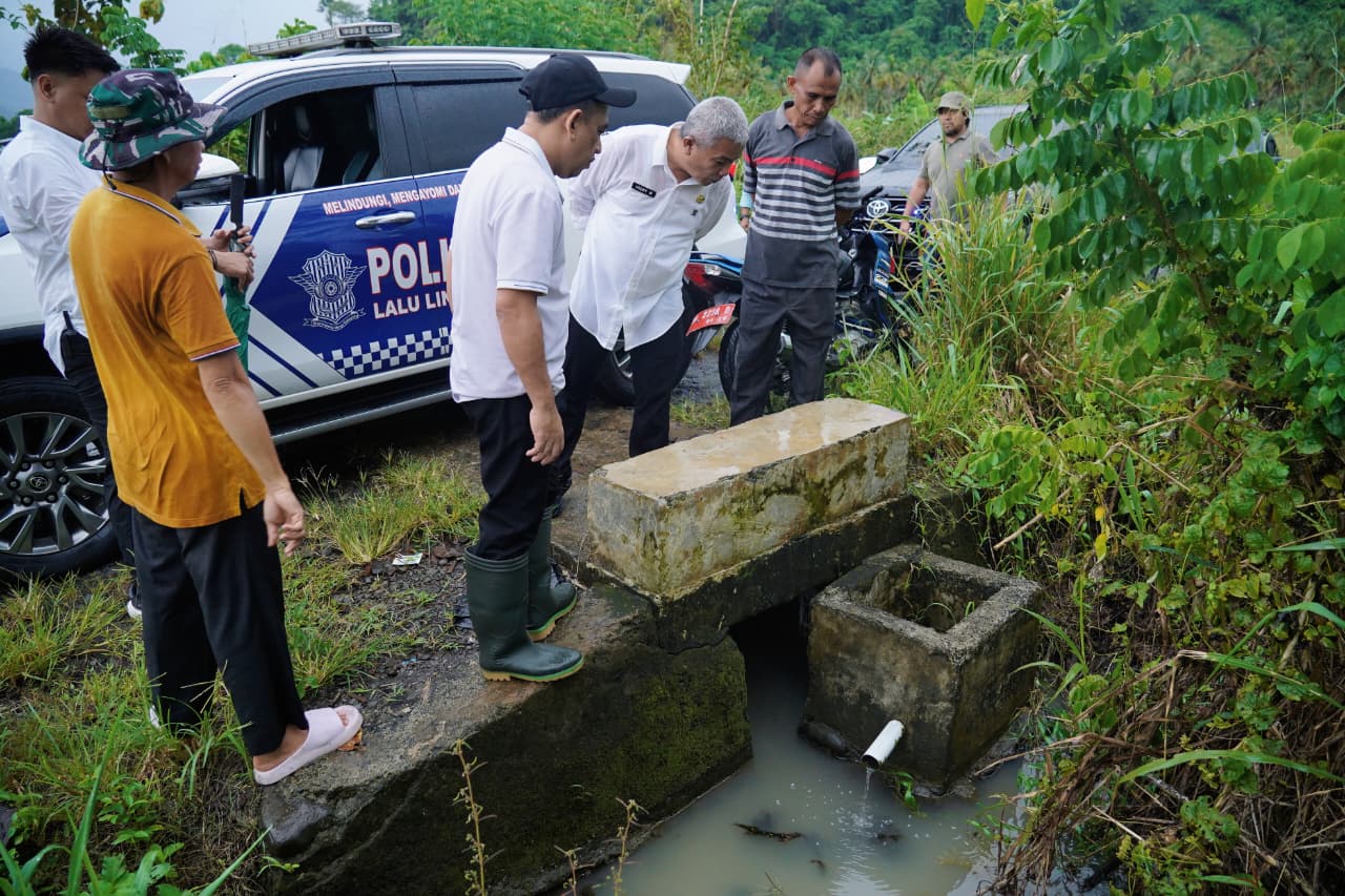 Bupati Yusra Alhabsyi Tinjau Lokasi Banjir Desa Diat, Tunjukkan Kepedulian Nyata pada Warga