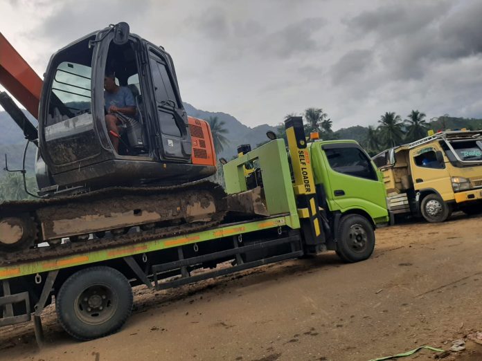 Dinas PUPR Bolmong Kerahkan Alat Berat, Percepat Pembersihan Material Banjir Bandang di Solimandungan