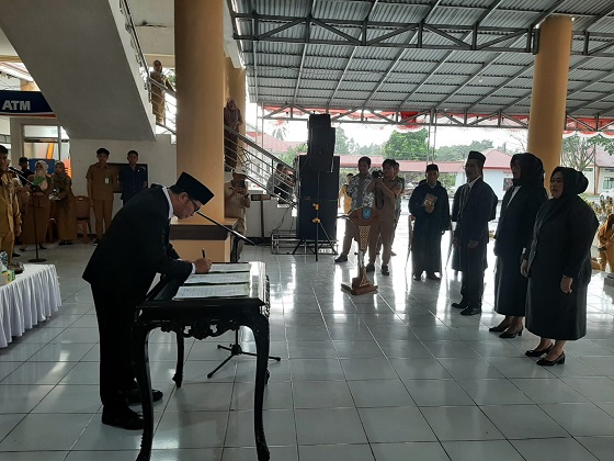 Wabup Dony Lumenta Lantik Kepala Puskesmas dan Serahkan SK PLT, Bupati Yusra Alhabsyi Sampaikan Pesan Penting