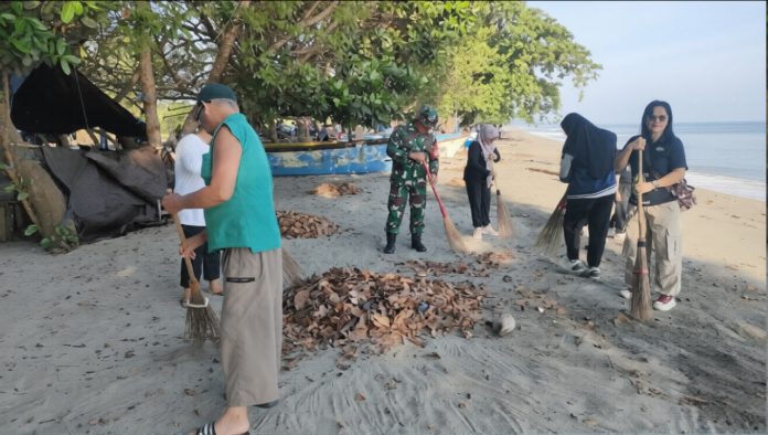 Semangat Indonesia ASRI, TNI dan Masyarakat Bersihkan Pantai di Bolangitang Timur