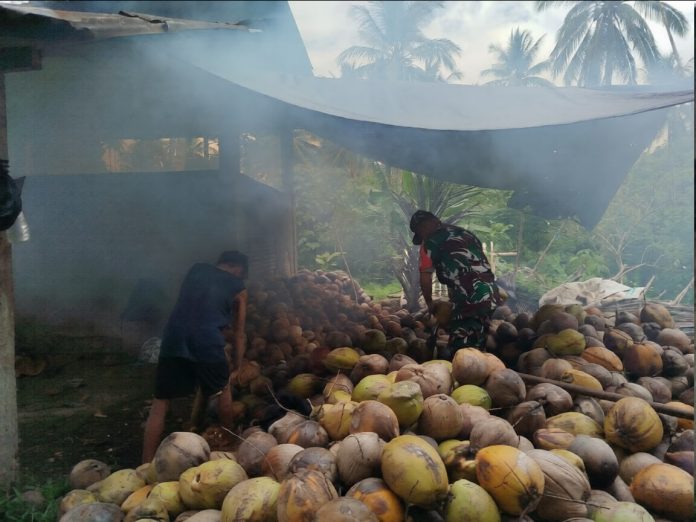 Serka Rudianto Bantu Warga Produksi Kopra, Wujud Nyata Kedekatan TNI dan Rakya