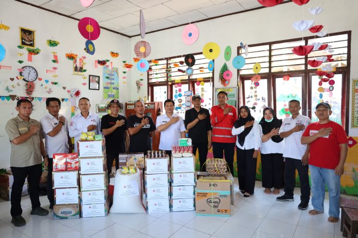 Wabup Dony Lumenta Hibur Anak Korban Banjir, Salurkan Bantuan ke TK Anugrah Solimandungan Dua