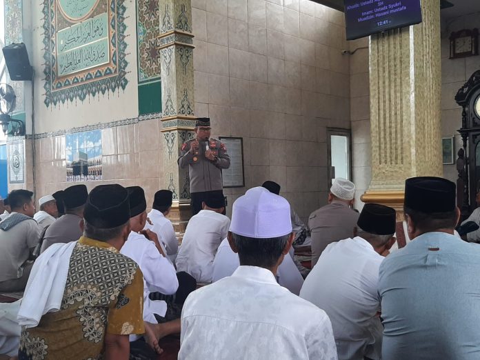 Sholat Jumat di Masjid Al Munawar, Kapolres Abdul Kholik Bangun Kedekatan dengan Warga Molinow