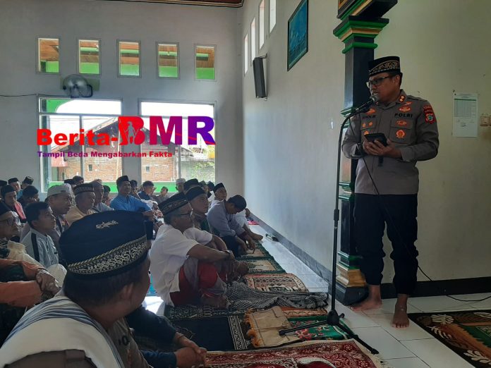 Jumat Keliling, Kapolres AKBP Abdul Kholik Pererat Sinergi Polri dan Masyarakat di Desa Otam
