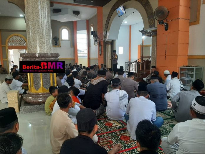 Jumat Keliling di Tanoyan Utara, Kapolres Kotamobagu Ajak Masyarakat Jaga Lingkungan dan Tertib Berlalu Lintas